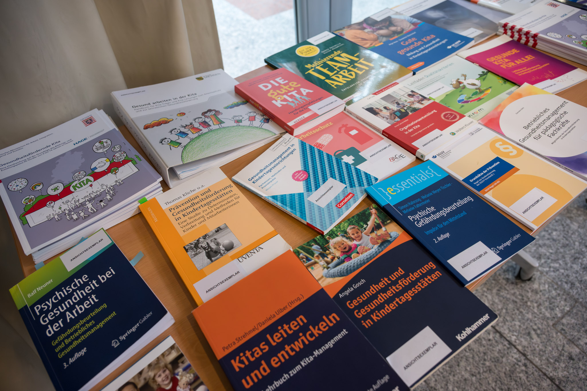 Literaturtisch, Fachtag für Träger von Kindertageseinrichtungen in Hessen 2025