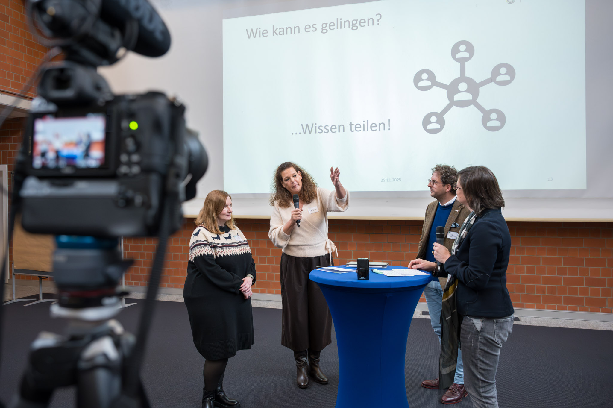 Trägertalk: Gesundheitsförderung in der Organisationsentwicklung. Erfahrungsaustausch aus der Praxis des BGMs      Christine Breitbach, Schrattenecker GmbH Gesundheitsmanagement     Claudia Werner-Conrad, pme Familienservice GmbH     Manuel Flügel, UniKat